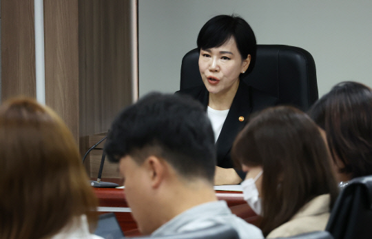 전현희 국민권익위원회 위원장이 30일 정부서울청사에서 긴급현안 관련 기자간담회를 하고 있다. 연합뉴스